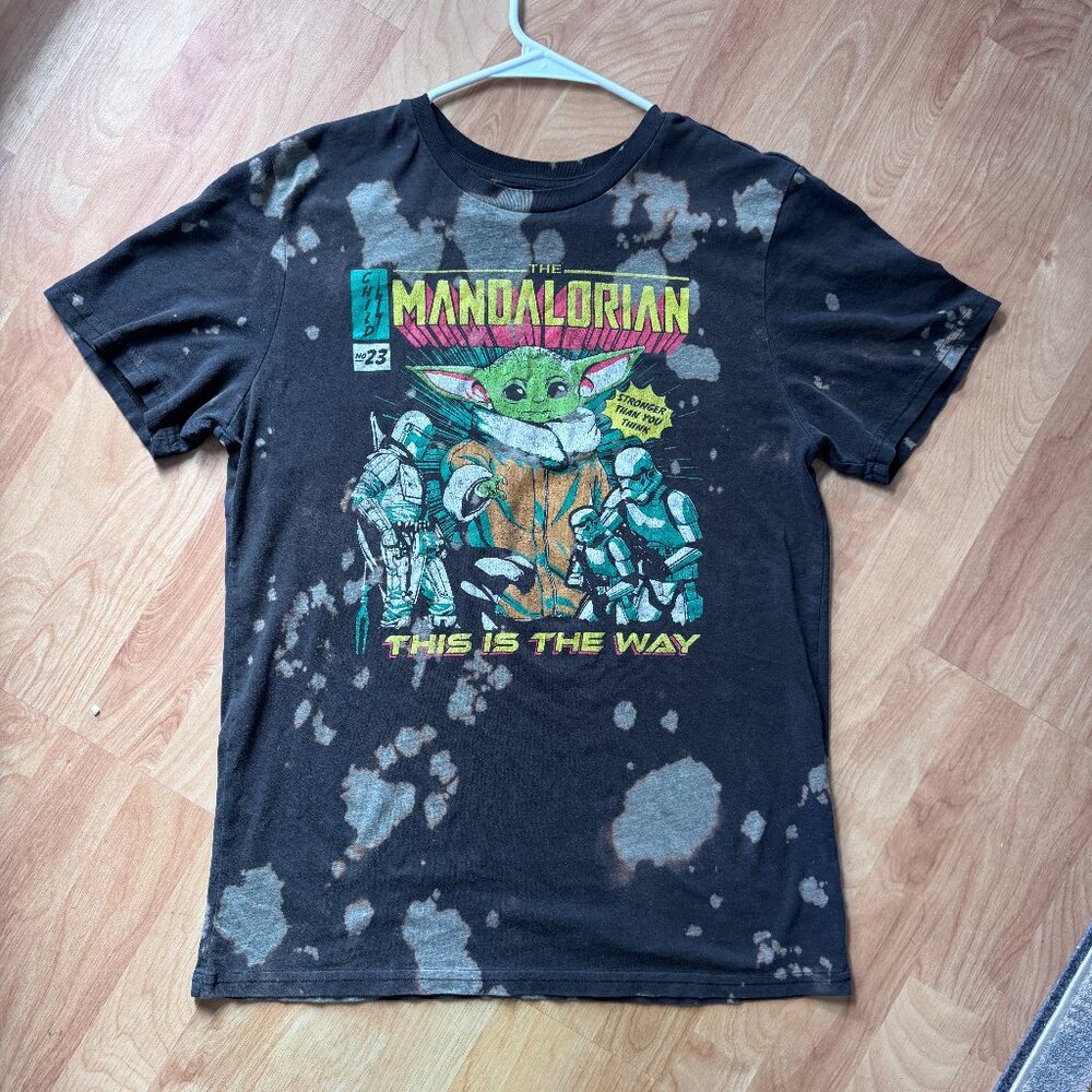 Star Wars Tee - Grogu/Mandalorian - Size Medium